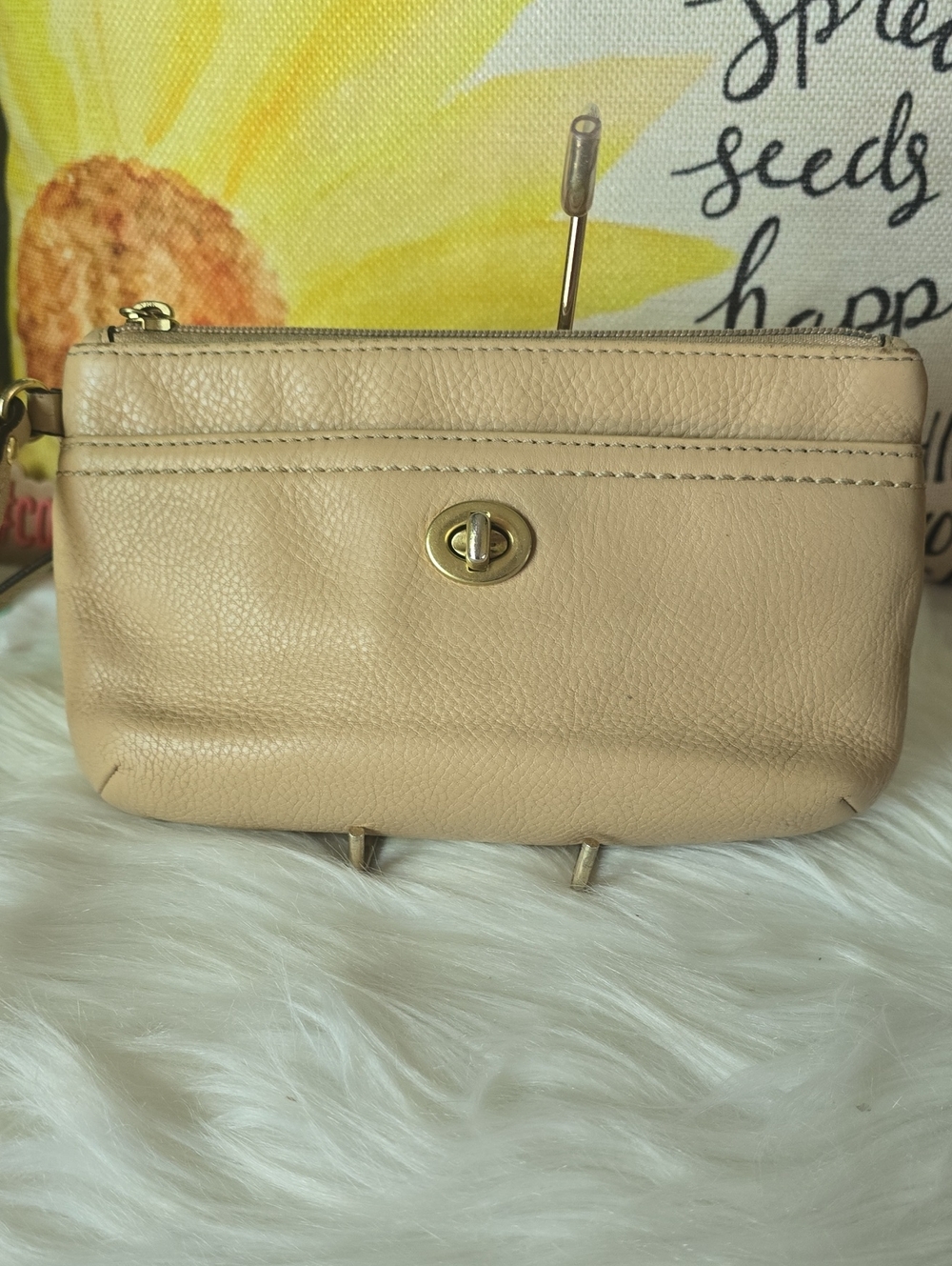 Coach Leather  Brass Turn-Lock Wristlet in Tan leather  Y2k